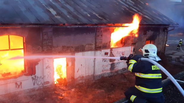 Při požáru budovy bývalé drážní výtopny v Nymburce nebyl nikdo zraněn