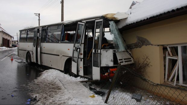 Autobus na Zlínsku narazil do domu, devět lidí utrpělo zranění