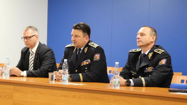 Policejní prezident Tomáš Tuhý (uprostřed) vyhověl žádosti Miloše Trojánka (vpravo) o přeložení na Vysočinu.