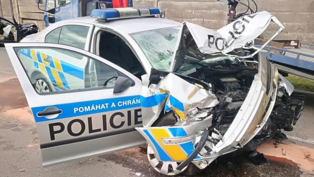 Poškozené vozidlo Policie ČR