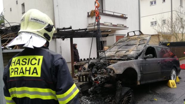 Při požáru osobního vozidla v pražské Velké Chuchli zemřel člověk