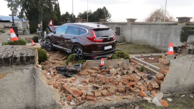 Řidič skončil v péči lékařů. Utrpěl lehké zranění. Dechová zkouška na alkohol u něj byla negativní.