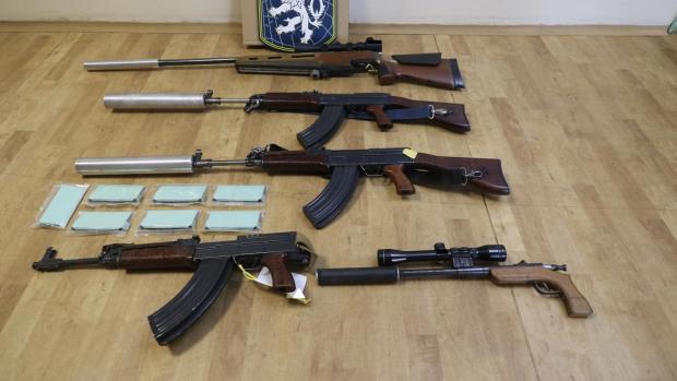 Policie našla &quot;dva kusy pušky ráže 22 LR, tři kusy samopalu Sa 58, čtyři kusy tlumiče hluku výstřelu, několik náhradních hlavní a přes 500 kusů příslušného střeliva&quot;, popsal Ibehej