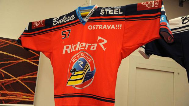 Kromě tradičního modrého úboru oblečou hokejisté Vítkovic v příští sezoně červené dresy.