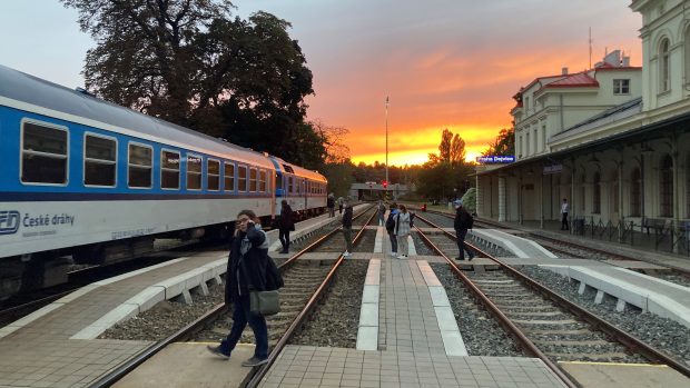 Vlak Českých drah v železniční stanici Praha-Dejvice.