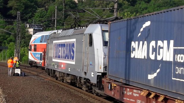 Dva vlaky se v pondělí ráno málem srazily na hlavním nádraží v Ústí nad Labem.