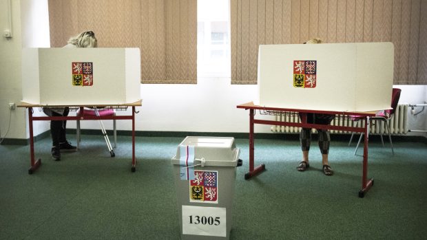 Volby do třetiny Senátu skončili, začíná sčítání hlasů