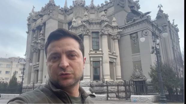 Prezident Volodymyr Zelenskyj několikrát vzkazoval, že je stále naživu a že zemi neopustil. Vyvracel tak ruské dezinformace o své smrti nebo emigraci. On, jeho žena Olena i jejich děti zůstali celou dobu na Ukrajině.