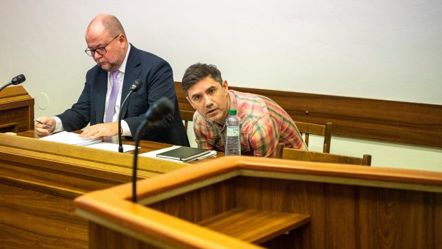 Ladislav Vrabel se svým obhájcem během soudního jednání v insolvenčním řízení