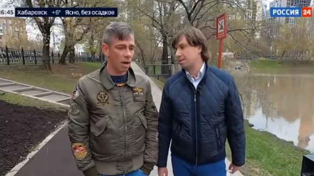 Ruská televize natáčela i s několika Čechy, a to jak přímo v Praze, tak taky v Moskvě. Jako český zástupce v ruské metropoli v reportáži vystupuje muž, který se na kameru představuje jako Miloš Flajšhans (vpravo)
