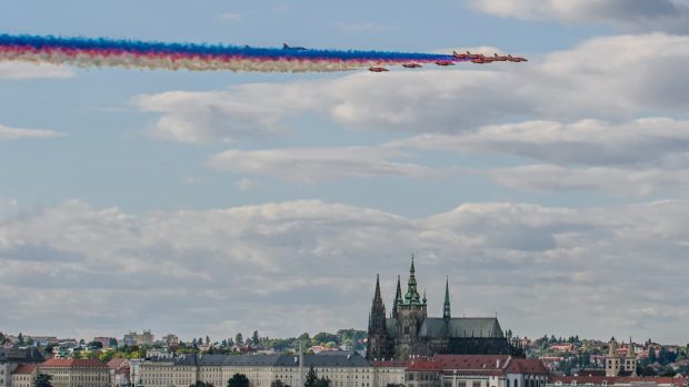 Nad Prahou ve čtvrtek odpoledne přeletěla formace dvou českých stíhaček JAS-39 Gripen a devíti britských proudových letounů BAE Hawk T1 z akrobatické skupiny Red Arrows britského Královského letectva