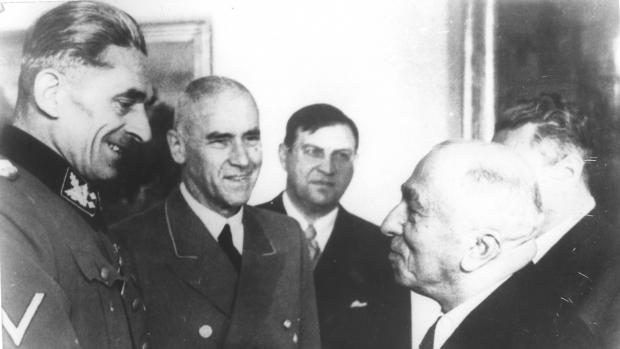 Prezident Emil Hácha hovoří s K.H.Frankem (vlevo) v roce 1942