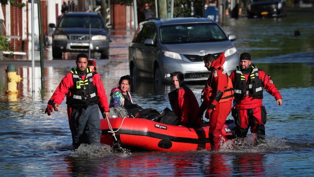 Záchranáři evakuují obyvatele ve člunu po záplavách ve státě New York