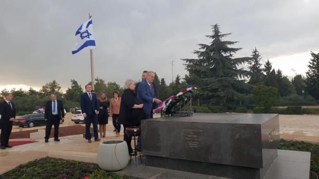 Položením věnce u hrobu významného představitele sionismu Theodora Herzla zahájil prezident Miloš Zeman návštěvu Izraele.