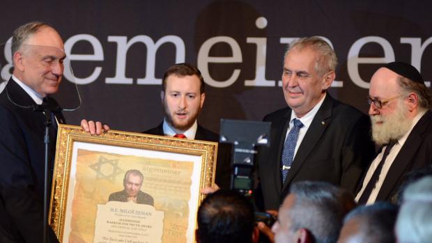 Americký židovský fond udělil v New Yorku českému prezidentu Miloši Zemanovi cenu Bojovník za pravdu
