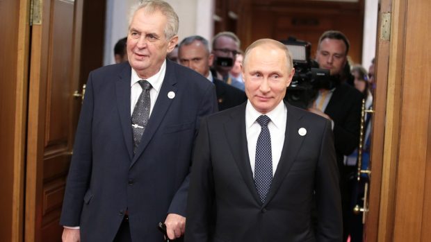 Miloš Zeman a Vladimir Putin během setkání v Pekingu.