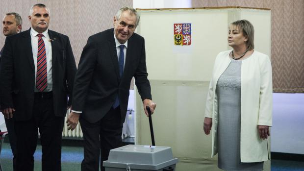 Miloš Zeman hlasuje ve druhém kole prezidentské volby