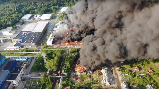 Požár skládky odpadu v polském Zgierzu.