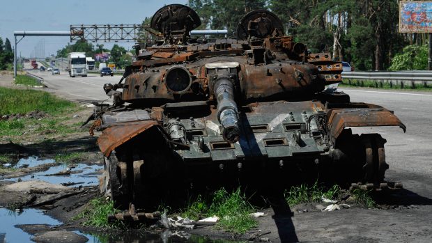 Zničený tank ruské armády na ukrajinské dálnici