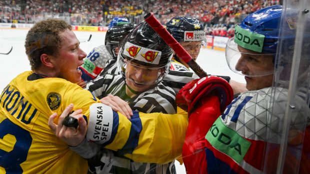 Švédští hráči měli v závěru utkání potíže udržet emoce na uzdě