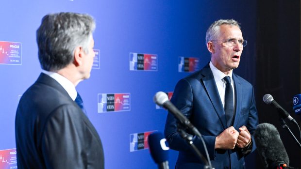 Na závěr oficiálních příjezdů politiků se po modrém koberci prošli generální tajemník NATO Jens Stoltenberg (vpravo) a americký ministr zahraničí Antony Blinken
