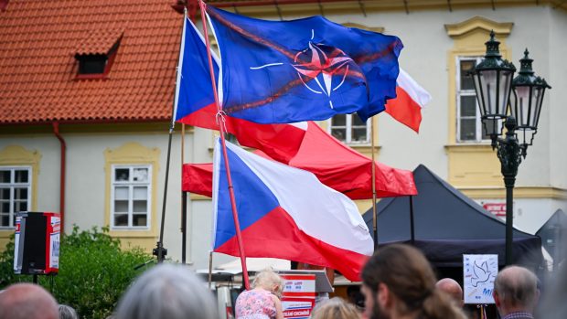 Nechyběly české vlajky, demonstranti si ale donesli i ty se znakem NATO, který byla však přeškrtnutý
