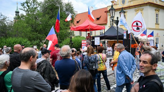 Naproti Černínskému paláci se mezitím konal protest proti NATO
