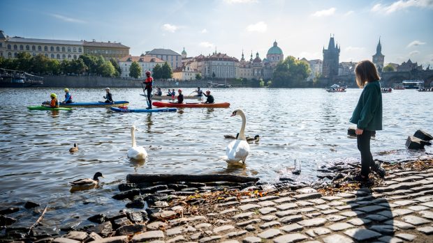 Milovníci vodních sportů využili možnost volného splutí řeky Napříč Prahou – přes tři jezy, což je tradiční skautská akce