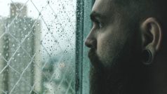 deprese - smutek - muž - mileniálové