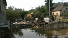 Křešice - co přinesla rozvodněná řeka do zahrady jednoho za tamních domů
