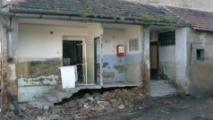 Píšťany - poničený dům po povodni