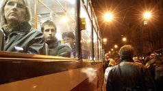 Cestující v tramvaji sledují