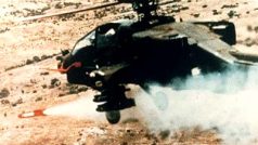 AH-64 odpaluje PTŘS Hellfire