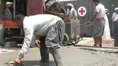 Iráčtí dělníci betonují