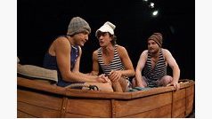 Tři muži ve člunu na scéně Divadla ABC