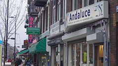 Middellandstraat v Rotterdamu s obchodem Andaluce je typická multikulturní ulice