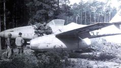 Američtí vojáci si se zájmem prohlížejí jeden ze stíhacích Messerschmittů Me 262 ukrytý mezi stromy