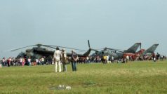 Vrtulníky a stíhací letouny na mošnovském letišti