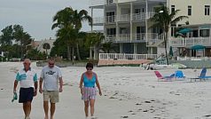 Důchodci na pláži Sarasoty
