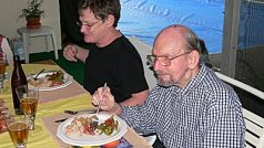Důchodci si pochutnávají na české kuchyni