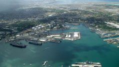 Celkový letecký pohled na zařízení námořní základny v Pearl Harboru v současnosti. V pozadí je hlavní město souostroví - Honolulu