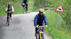 cyklisti sjíždějí po asfaltové cyklostezce