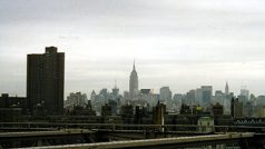 Pohled na Empire State Building z Brooklynského mostu