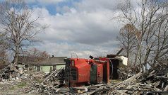 Nákladní vůz jako pozůstatek řádění Katriny v New Orleans