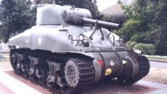 Americký střední tank Sherman na prostranství před muzeem