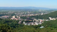 Pohled na Karlovy Vary a hotel Thermal