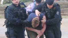policisté zatýkají výtržníky - ilustrační foto