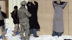 Američtí vojáci se cvičí v zatýkání