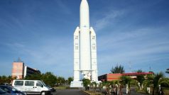Model rakety Ariane V ve skutečné velikosti před technickým centrem základny
