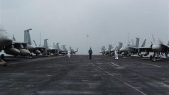 Paluba letadlové lodi USS Nimitz